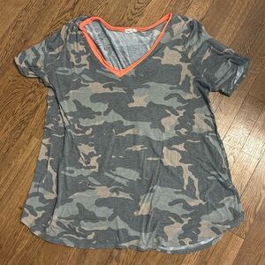 🍾 4 for $20 🍾 Women’s Camouflage V Neck T-Shirt, Great Condition! Bibi Sz Large
